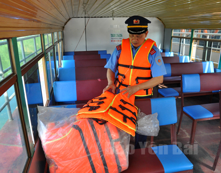 Thanh tra giao thông kiểm tra chất lượng áo phao cứu sinh trên phương tiện vận tải hành khách bằng đường thủy tại bến cảng Hương Lý.