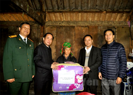 Đồng chí Tạ Văn Long cùng đoàn công tác tặng quà tết cho gia đình bà Mùa Thị Máy, thôn Bu Cao, xã Suối Bu, huyện Văn Chấn.