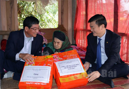 Các đồng chí lãnh đạo tỉnh và huyện Lục Yên chúc tết mẹ Việt Nam anh hùng Tạ Thị Mạn.