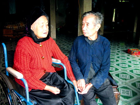 Ông Lò Văn Khiêm và bà Lò Thị Ương hạnh phúc bên nhau.