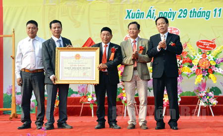 Đồng chí Nguyễn Văn Khánh - Phó Chủ tịch UBND tỉnh (bên phải) trao Bằng công nhận đạt chuẩn nông thôn mới cho xã Xuân Ái, huyện Văn Yên.