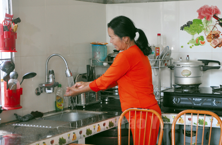 Bà Hà Thị Nghi - thôn 1, xã Phúc Lộc (thành phố Yên Bái) phấn khởi trong gian nhà mới.