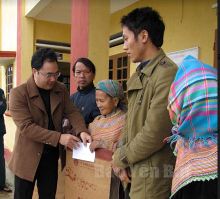 Lãnh đạo Ban Dân tộc tỉnh tặng quà tết cho đồng bào Mông xã Nà Hẩu, huyện Văn Yên.