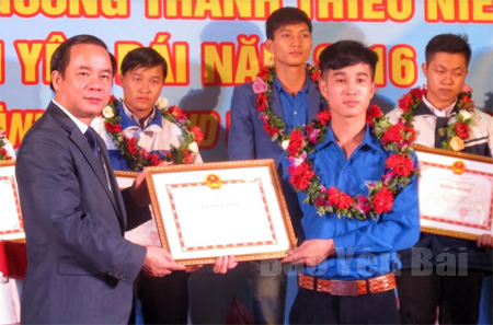 Đồng chí Tạ Văn Long - Phó Chủ tịch Thường trực UBND tỉnh tặng Bằng khen Thanh thiếu niên tiêu biểu tỉnh Yên Bái năm 2016 cho Nguyễn Văn Huỳnh.