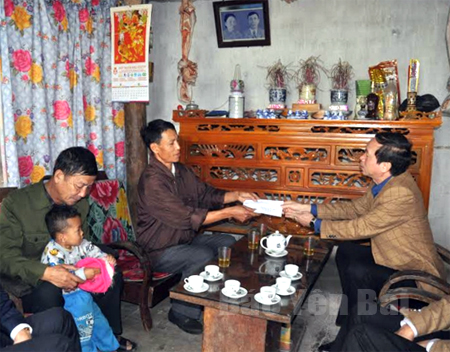Lãnh đạo Sở GTVT tặng quà gia đình anh Lê Văn Việt, thôn 5, thị trấn Cổ Phúc, huyện Trấn Yên.