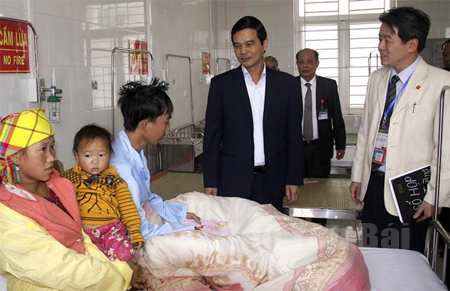 Đồng chí Phó Chủ tịch UBND tỉnh thăm hỏi, tặng quà bệnh nhân tại phòng điều trị  Bệnh viện Lao và Bệnh phổi.