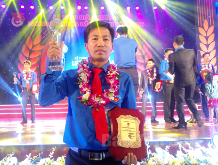 Anh Phạm Văn Thắng nhận Giải thưởng Lương Định Của năm 2016 của Trung ương Đoàn TNCS Hồ Chí Minh trao tặng.
