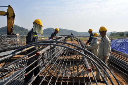 Thi công xây dựng cầu Bách Lẫm.