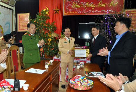 Các đồng chí lãnh đạo Ban ATGT tỉnh tặng quà các cán bộ, chiến sỹ Phòng Cảnh sát giao thông.
