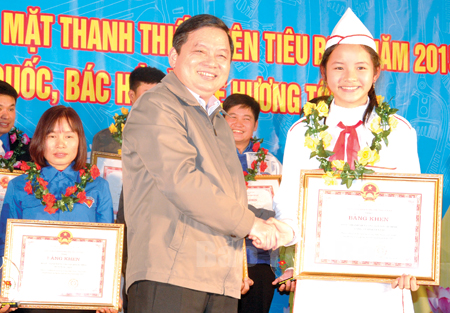 Đồng chí Dương Văn Thống - Phó Bí thư Thường trực Tỉnh ủy, Trưởng đoàn đại biểu Quốc hội khóa XIV tỉnh Yên Bái tặng bằng khen cho các thanh thiếu niên tiêu biểu.