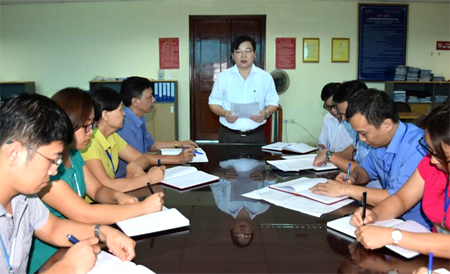 Đồng chí Nông Xuân Hùng - Cục trưởng Cục Thuế tỉnh Yên Bái làm việc với phòng Kiểm tra thuế.