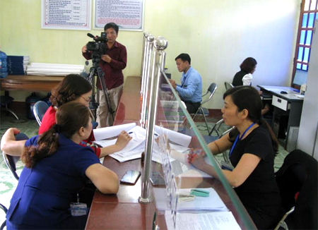 Đoàn công tác của tỉnh kiểm tra công tác cải cách hành chính ở thị trấn Mậu A, huyện Văn Yên.
