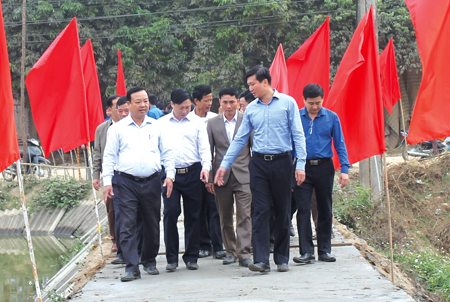 Lãnh đạo huyện Văn Yên cùng cán bộ và nhân dân xã Yên Hợp trong lễ ra quân làm đường giao thông nông thôn.