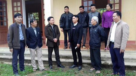 Lãnh đạo huyện Văn Yên trao đổi với đảng viên Chi bộ thôn Làng Mít, xã Tân Hợp về nâng cao chất lượng sinh hoạt chi bộ.