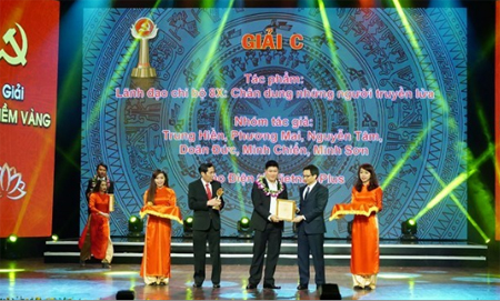 Đại diện nhóm tác giả VietnamPlus nhận giải C Giải Búa liềm vàng lần thứ nhất.