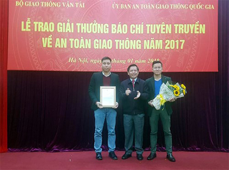 Thứ trưởng Bộ Giao thông vận tải Nguyễn Ngọc Đông trao giải nhất cho các tác giả.