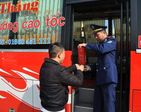 Lực lượng thanh tra giao thông kiểm tra các phương tiện vận tải hành khách tại Bến xe khách Yên Bái.
