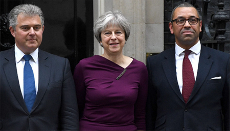 Thủ tướng Anh Theresa May và ông Brandon Lewis (trái) và ông James Cleverly (phải).