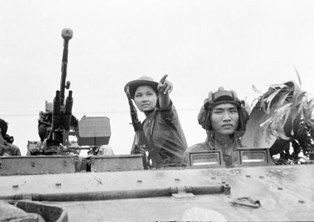 Nữ biệt động Sài Gòn hướng dẫn quân qiải phóng tiến vào sân bay Tân Sơn Nhất.