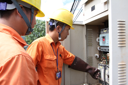 Công nhân Điện lực Văn Chấn kiểm tra kỹ thuật vận hành của trạm điện.