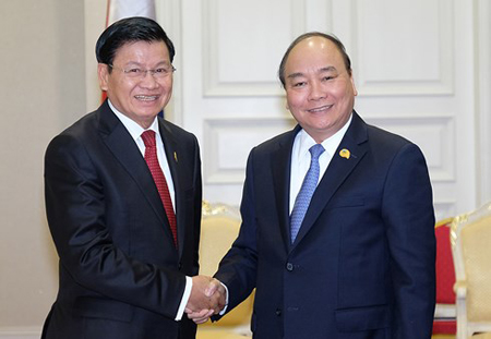 Thủ tướng Chính phủ Nguyễn Xuân Phúc gặp Thủ tướng Lào Thongloun Sisoulith bên lề Hội nghị Cấp cao Mekong-Lan Thương.