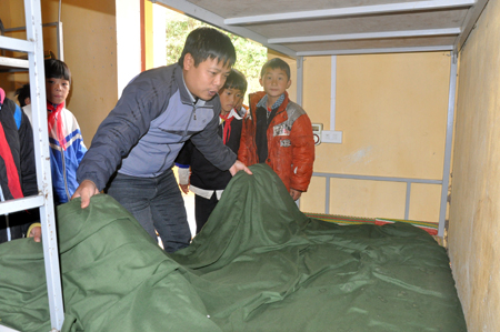 Trường PTDTBT TH&THCS Púng Luông huyện Mù Cang Chải cấp phát thêm chăn ấm cho học sinh bán trú.