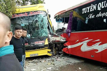 Hiện trường vụ tai nạn 2 xe khách đấu đầu trên quốc lộ tại Tuyên Quang.