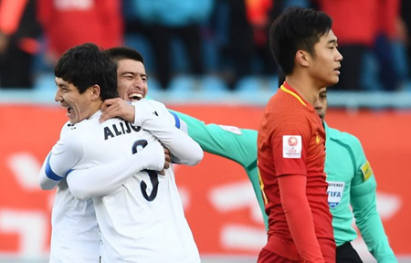 U23 Uzbekistan ăn mừng sau khi làm tung lưới U23 Trung Quốc.