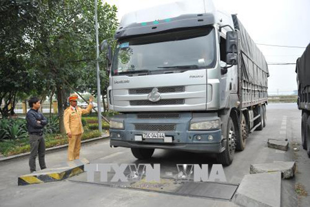 Cân trọng tải xe quá khổ quá tải tại Trạm cảnh sát giao thông Quốc lộ 1A (Ninh Bình - Tam Điệp).