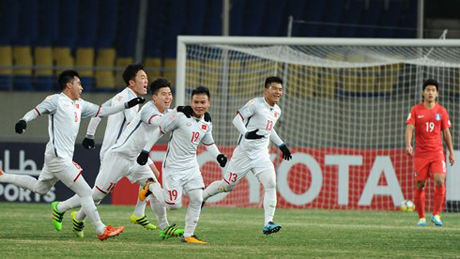 U23 Việt Nam (áo trắng) thi đấu tốt trong trận ra quân tại VCK U23 châu Á 2018
