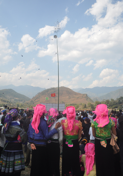 Người dân huyện Văn Chấn tham gia hội còn ngày xuân.
