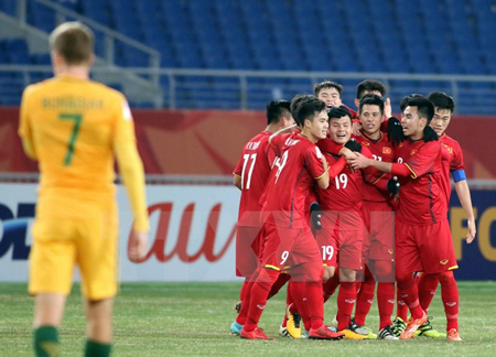 Các cầu thủ U23 Việt Nam ăn mừng sau bàn thắng của Quang Hải.