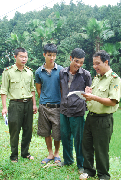 Lực lượng kiểm lâm huyện Trấn Yên tuyên truyền, vận động nhân dân xã Việt Thành không đốt nương vào những ngày thời tiết hanh khô.