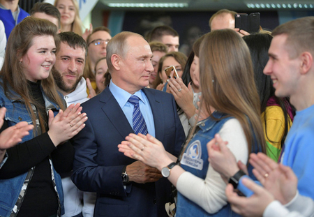 Ông Putin gặp các tình nguyện viên hỗ trợ chiến dịch tranh cử của ông ngày 10-1 tại Mátxcơva.