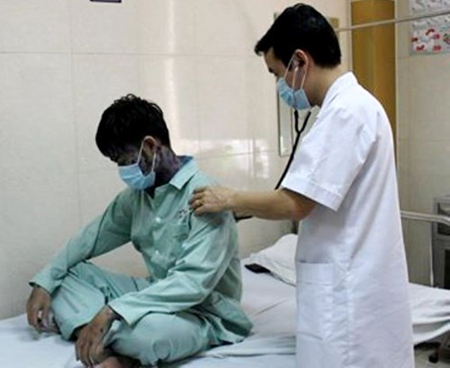 Bác sỹ khám cho một bệnh nhân mắc bệnh thủy đậu.