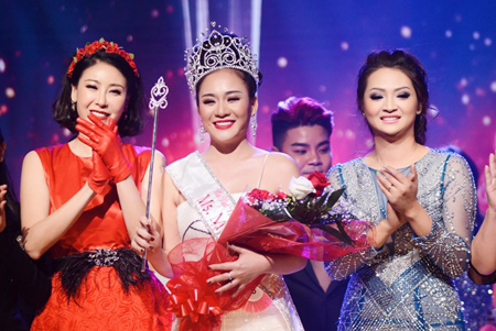 Hoa hậu Hà Kiều Anh và đại diện BTC Nathalee Trương trao vương miện cho tân hoa hậu Quỳnh Mai.