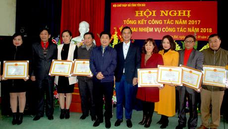 Phó chủ tịch UBND tỉnh Dương Văn Tiến cùng lãnh đạo Ủy ban MTTQ tỉnh, Hội Chữ thập đỏ cùng các điển hình trong phong trào Chữ thập đỏ năm 2017.