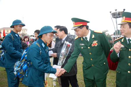 Đại tá Nguyễn Ngọc Thái - Phó Bí thư Đảng ủy Quân sự tỉnh, Chính ủy Bộ Chỉ huy Quân sự tỉnh tiễn tân binh lên đường nhập ngũ.