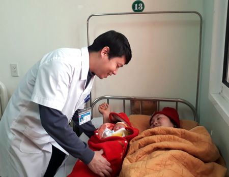 Bác sỹ Đỗ Cường Vượng thăm hỏi bệnh nhân tại Khoa Sản - Nhi, Bệnh viện Đa khoa tỉnh.