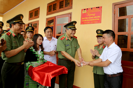 Lãnh đạo Tổng cục HC-KT, Bộ Công an và Công an tỉnh Yên Bái trao tặng phòng học tại xã Làng Nhì, huyện Trạm Tấu.