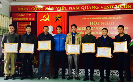 Bí thư Đoàn Khối các cơ quan tỉnh Đồng Mạnh Linh trao giấy khen cho các cá nhân có thành tích xuất sắc.
