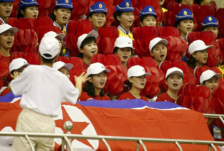 Nhóm hoạt náo viên Triều Tiên ca hát trước vòng chung kết cử tạ Đại hội Thể thao Châu Á 14 năm 2002.