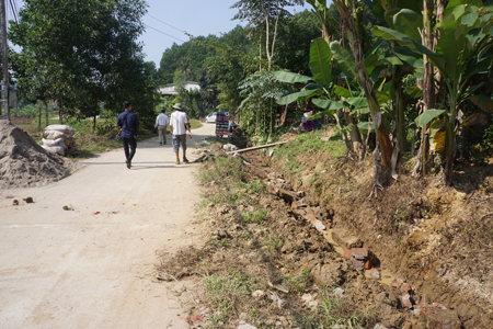 Người dân xã Bảo Hưng tập kết vật liệu để tu sửa hệ thống rãnh thoát nước trên các tuyến đường liên thôn xóm đã kiên cố hóa.