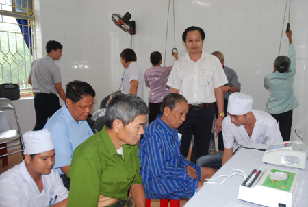 Lãnh đạo Trung tâm Y tế huyện Trấn Yên, kiểm tra công tác khám, chữa bệnh cho nhân dân tại Phòng khám Đa khoa khu vực Hưng Khánh.