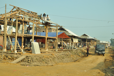 Người dân dựng nhà mới tại khu tái định cư thôn Cò Hả 1, xã Thạch Lương, huyện Văn Chấn.
