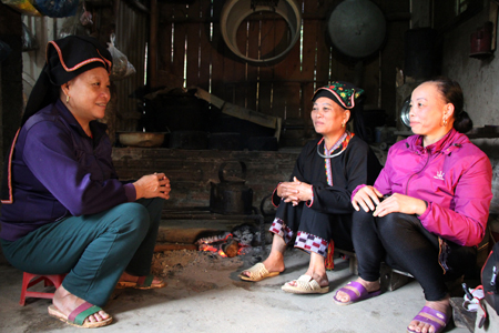 Bà Bàn Thị Khé (ngồi giữa) chia sẻ kinh nghiệm phát triển kinh tế cùng chị em phụ nữ trong xã.