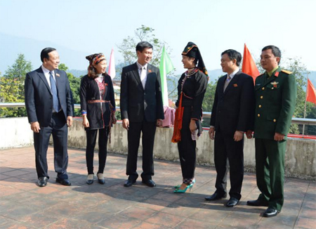 Đại biểu HĐND huyện Văn Yên trao đổi ý kiến bên lề Kỳ họp thứ 5, HĐND huyện khóa XVII.