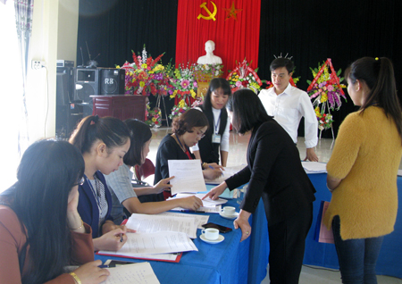 Cán bộ đoàn công tác của tỉnh kiểm tra công tác CCHC tại cơ sở.
