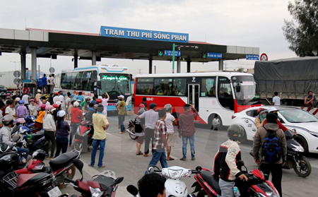 Tình trạng mất trật tự tại trạm thu phí Sông Phan, tỉnh Bình Thuận, ngày 14/1.