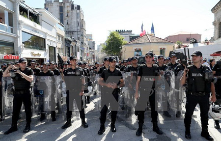 Cảnh sát Thổ Nhĩ Kỳ tuần tra tại Istanbul.